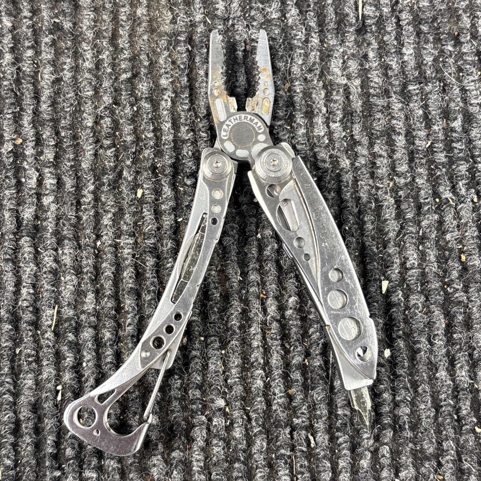 LEATHERMAN Skeletool Multi Tool – Combo Edge Blade Knife Pliers Carabiner (070)