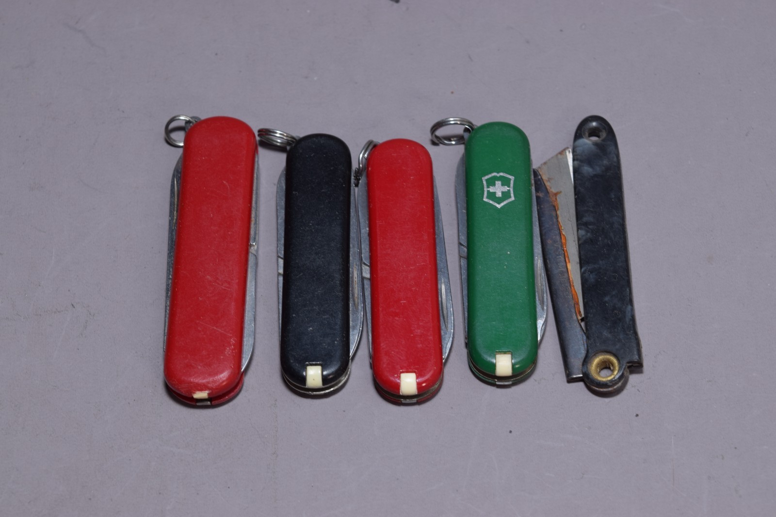 Victorinox Swiss Army Knife Lot 4pc Keychain Classic Small, red green black 5324