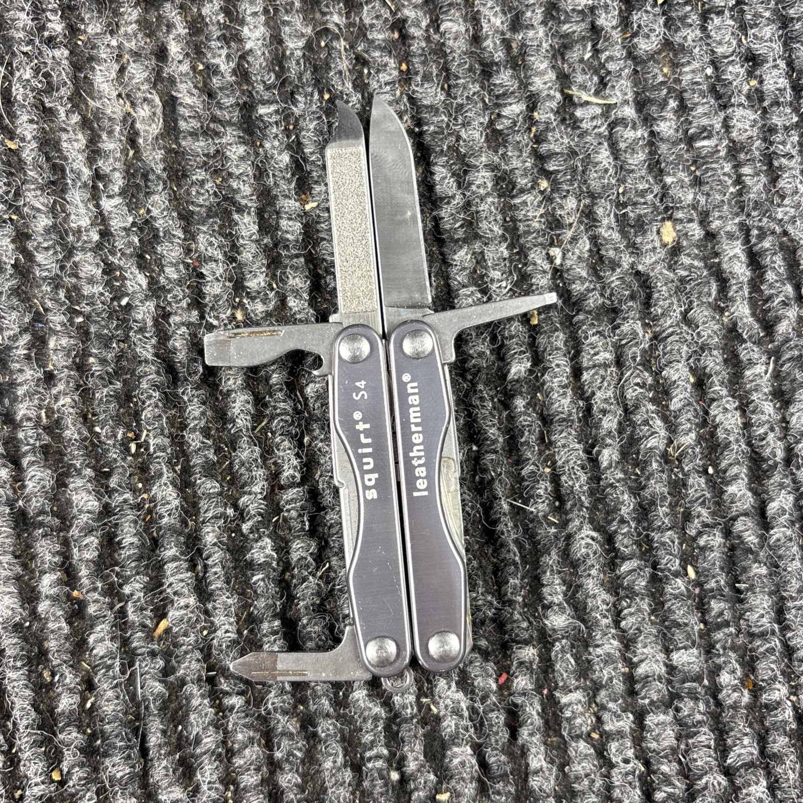 Leatherman Squirt S4 Stainless Steel Multitool – Gray (450)