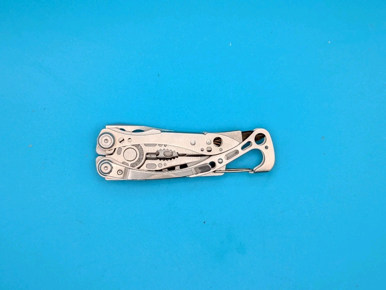 LEATHERMAN Skeletool Multi Tool – Combo Edge Blade Knife Pliers Carabiner!!!