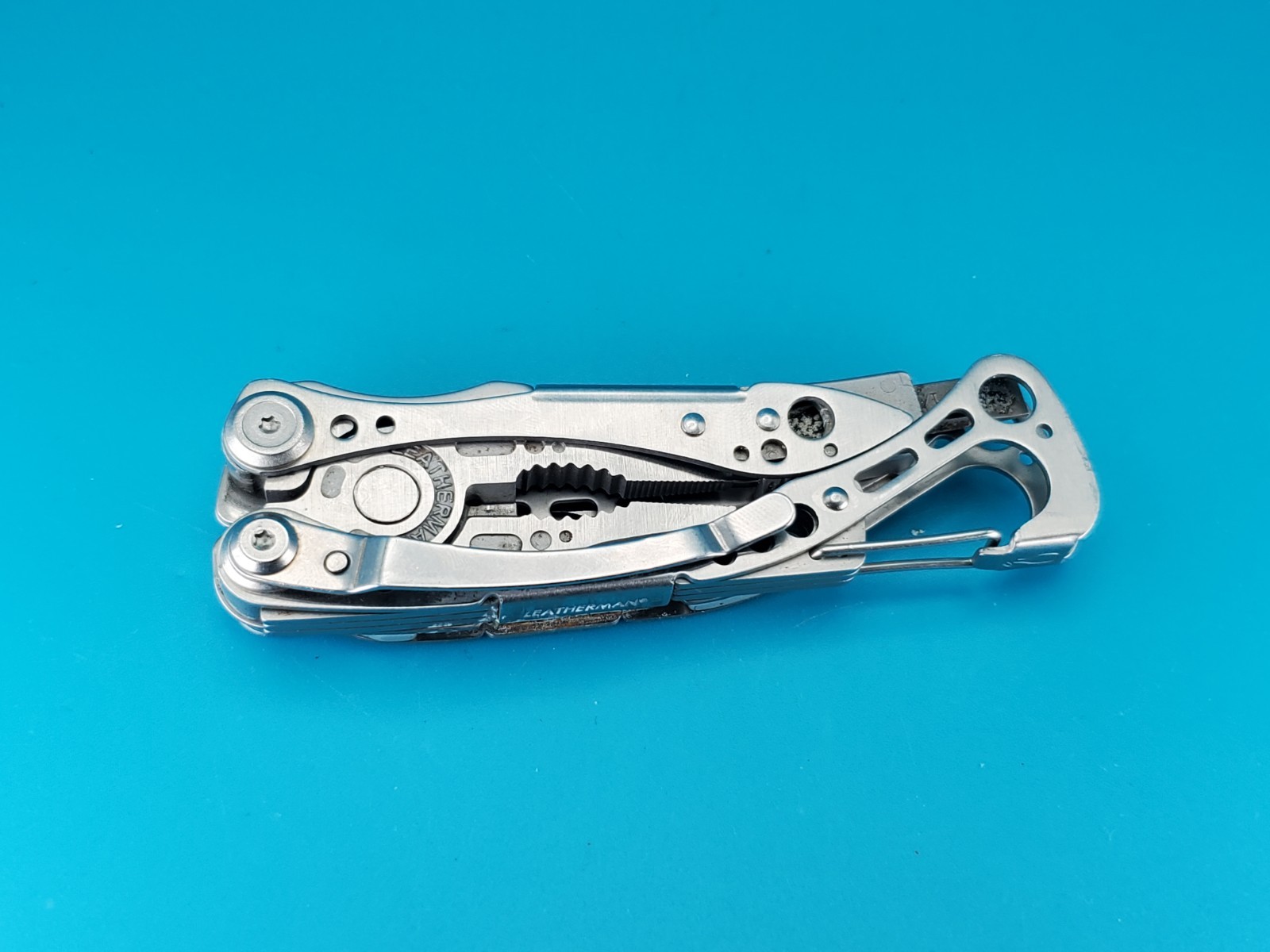 LEATHERMAN Skeletool Multi Tool – Combo Edge Blade Knife Pliers Carabiner!!!