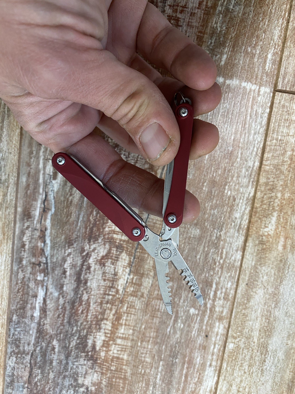 Leatherman Squirt ES4 Multi-Tool, Knife, Wire Strippers, Red – Canon – Excellent