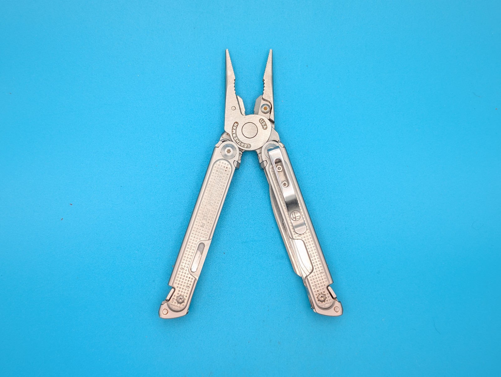 Leatherman Free P4 Multi-Tool! With Sheath! RETIRED!