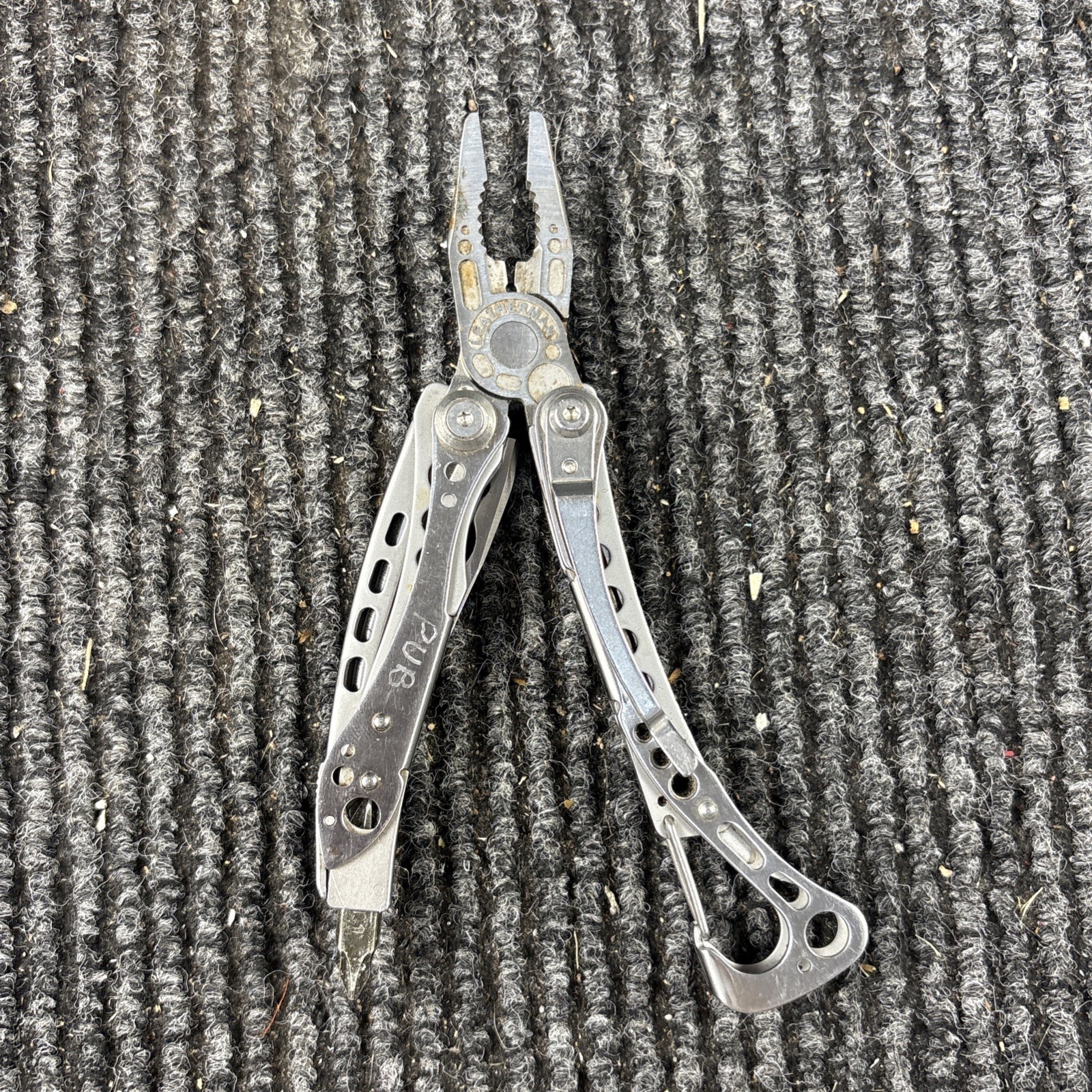 LEATHERMAN Skeletool Multi Tool – Combo Edge Blade Knife Pliers Carabiner (070)