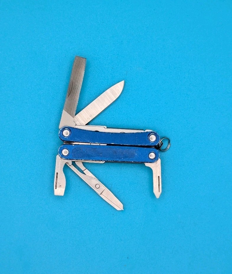 Leatherman SQUIRT PS4 Multi-Tool! BLUE! *broken scissors spring*