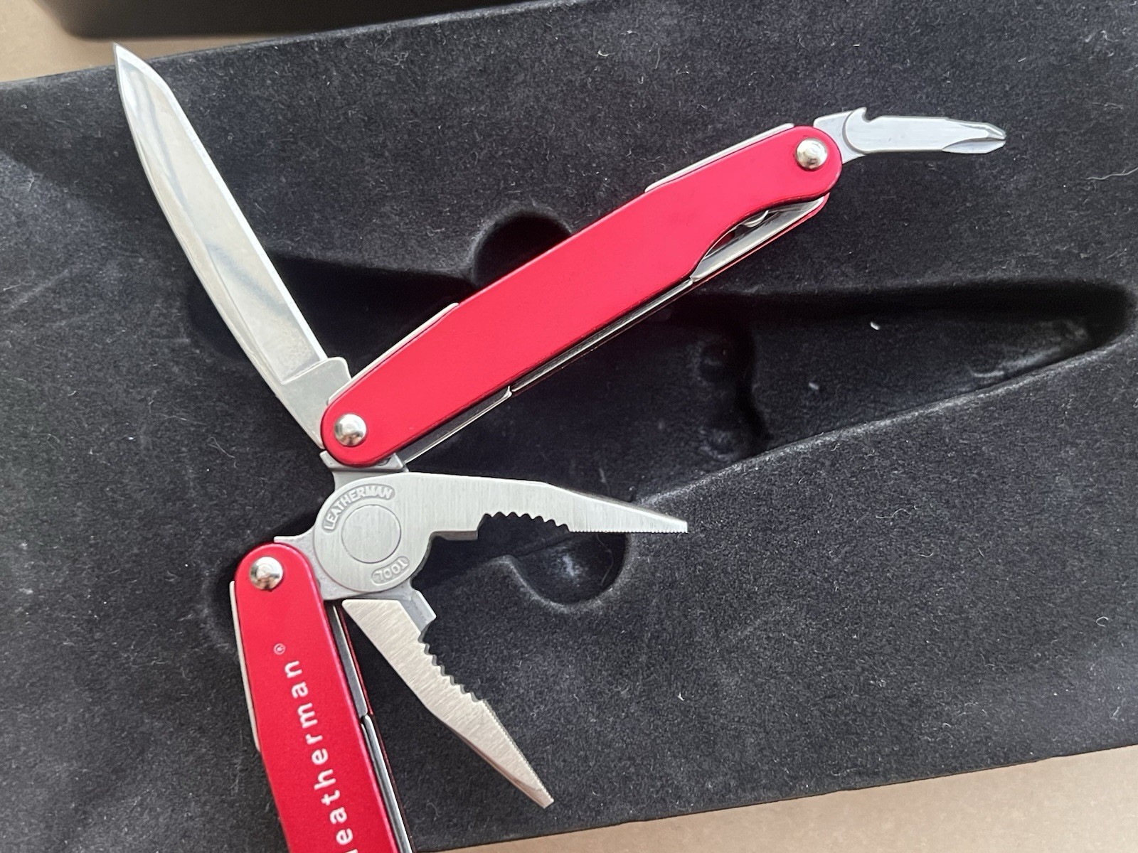 Leatherman Juice C2 – Inferno Red – New Old Stock – Collectibles, Retired.