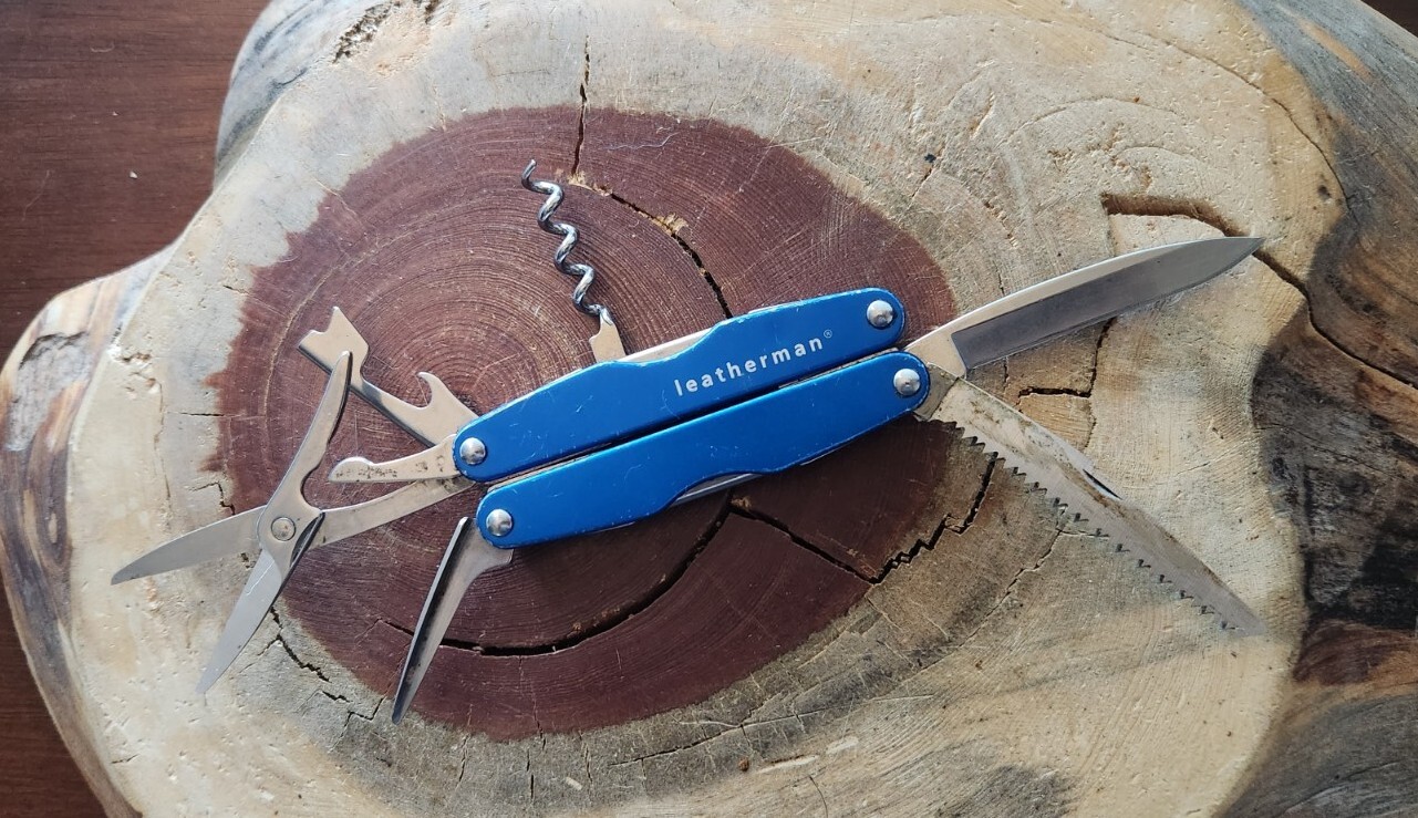 Leatherman Juice CS4 Blue – Pliers Blade Corkscrew – Great W85
