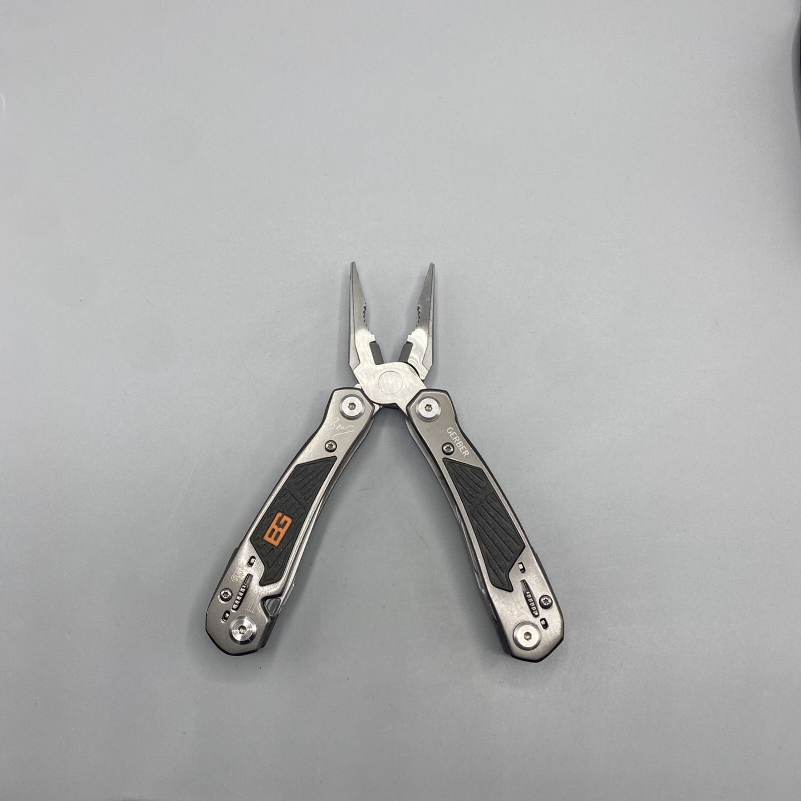 Gerber Bear Grylls Ultimate Multi tool with Sheath – Gray