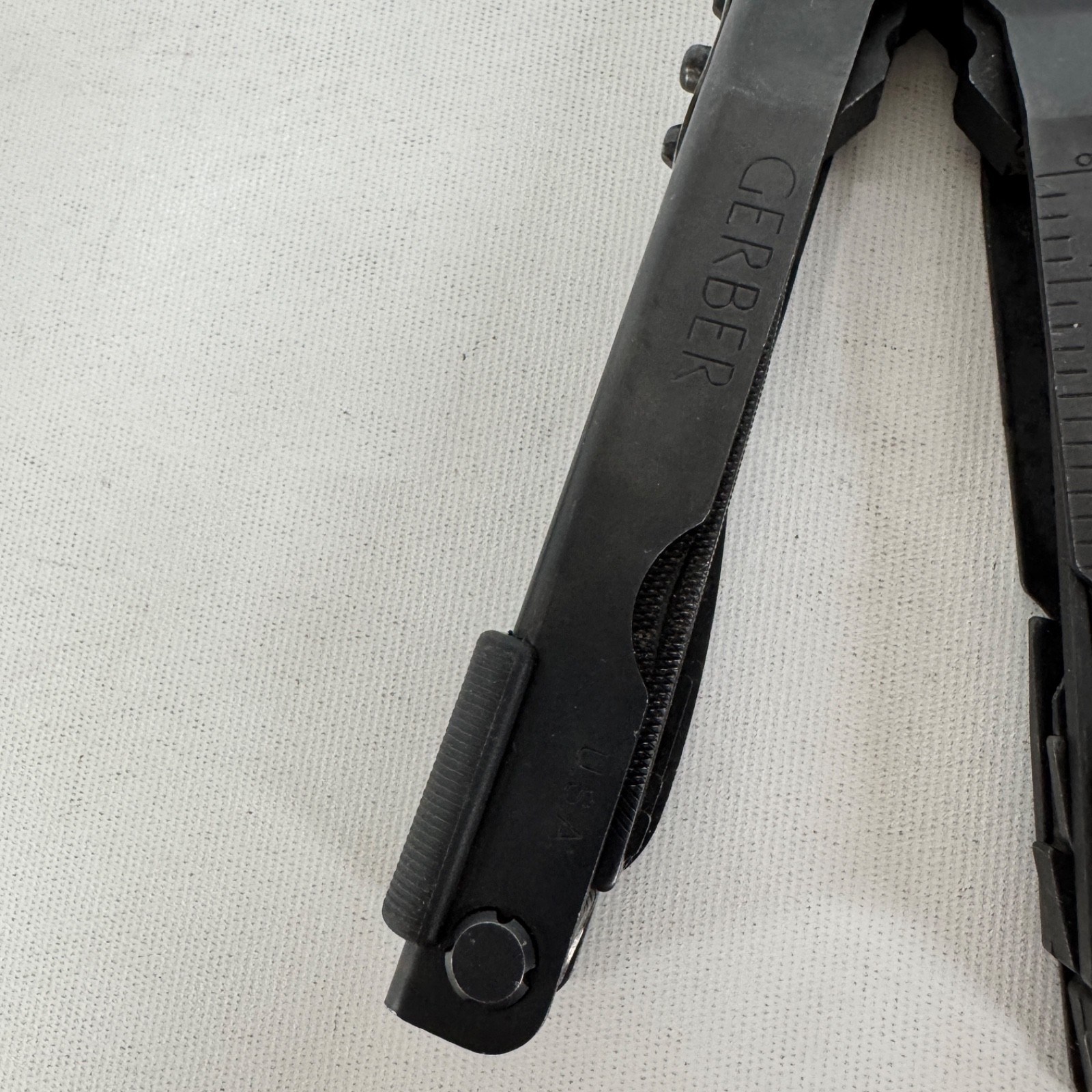 Gerber MP600 Multi-Tool Multi-Plier Carbide Cutters Needle Nose Black w/ Sheath