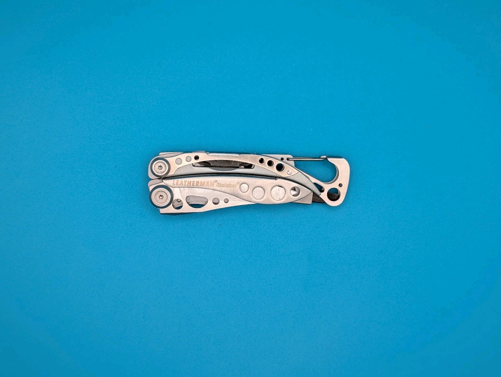 LEATHERMAN Skeletool Multi Tool – Combo Edge Blade Knife Pliers Carabiner!!!
