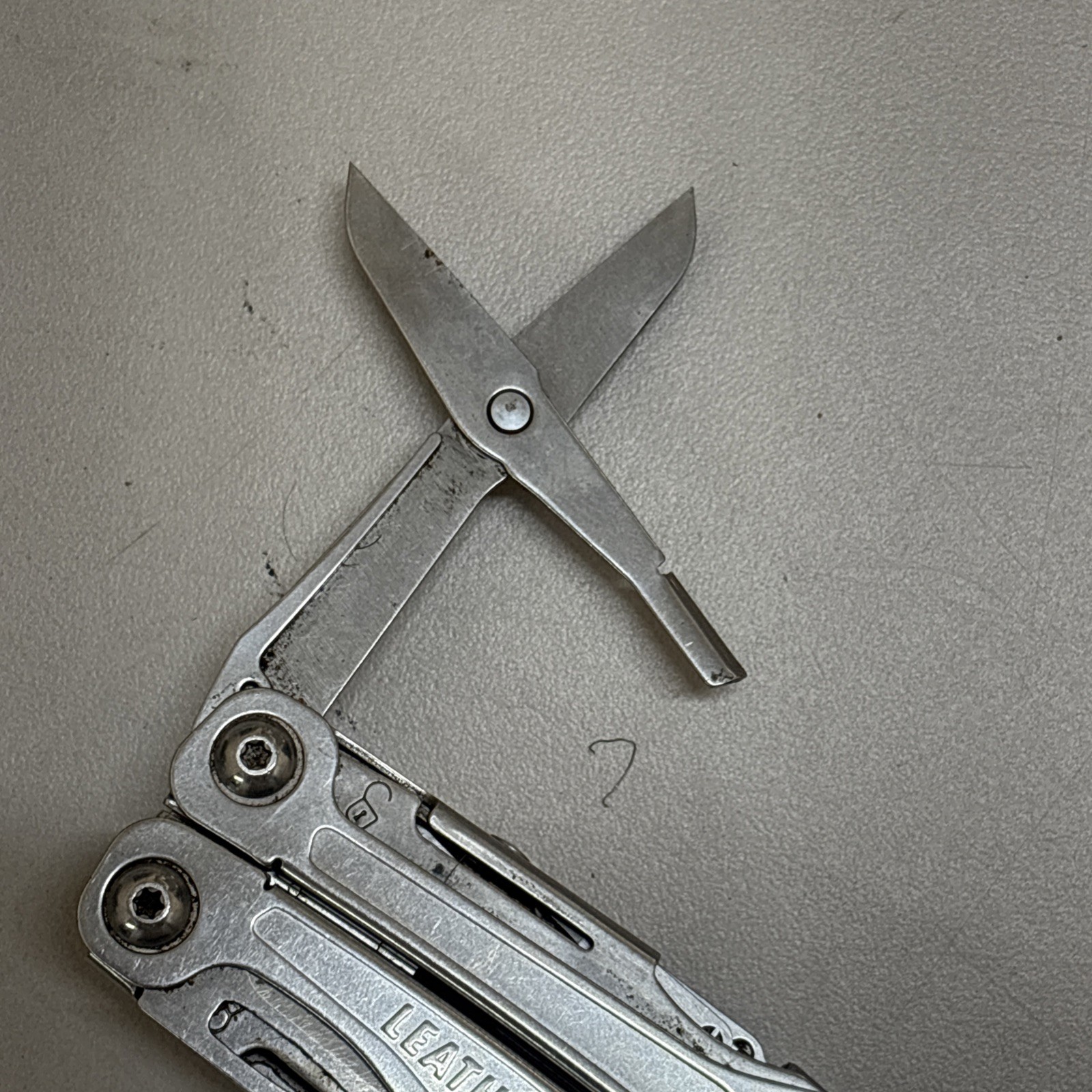 Leatherman Wingman Multitool with 14 tools Needle Nose pliers, wire cutter (032)
