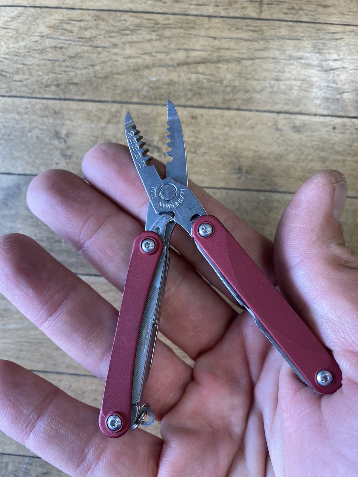 Leatherman Squirt ES4 Multi-Tool, Knife, Wire Strippers, Red – Canon – Exc B