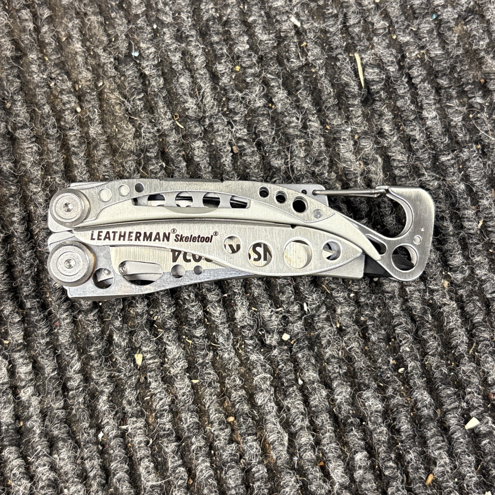 LEATHERMAN Skeletool Multi Tool – Combo Edge Blade Knife Pliers Carabiner (074)