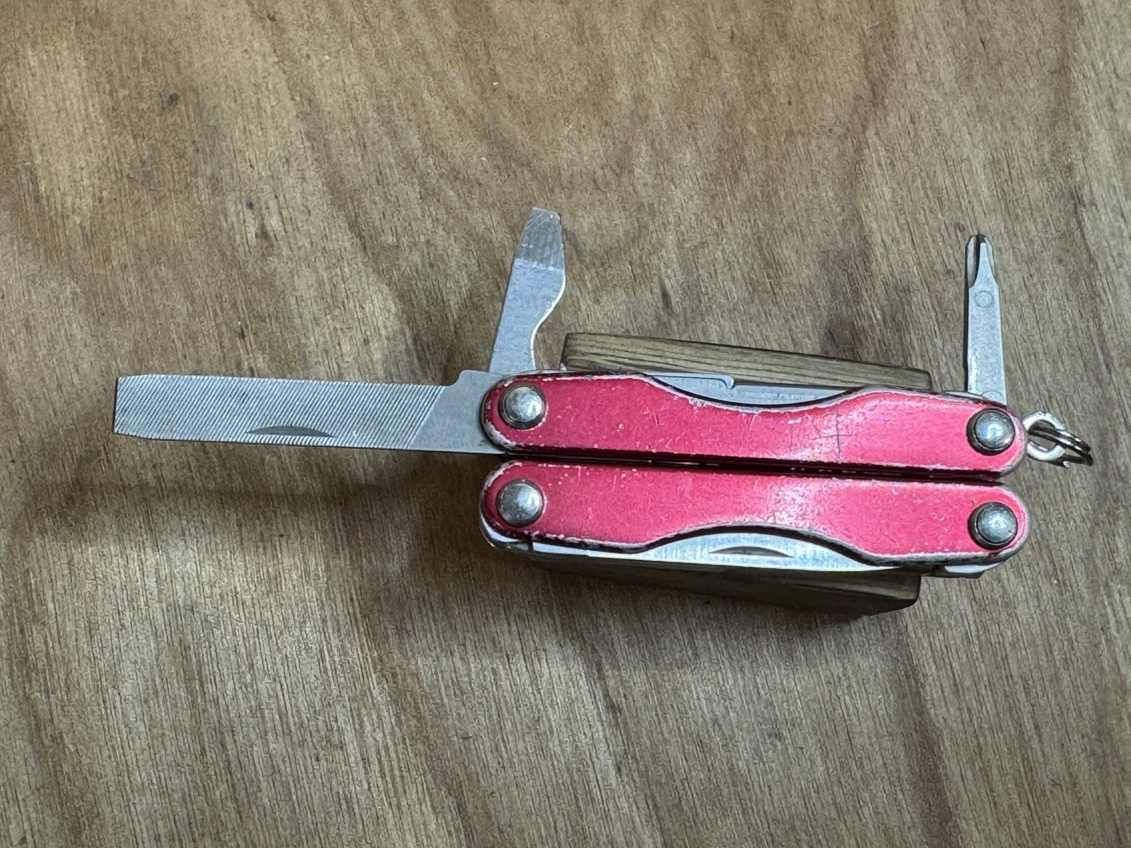 LEATHERMAN Squirt E4 Red Radio Shack Electrical Rare Limited Edition USA GREAT!