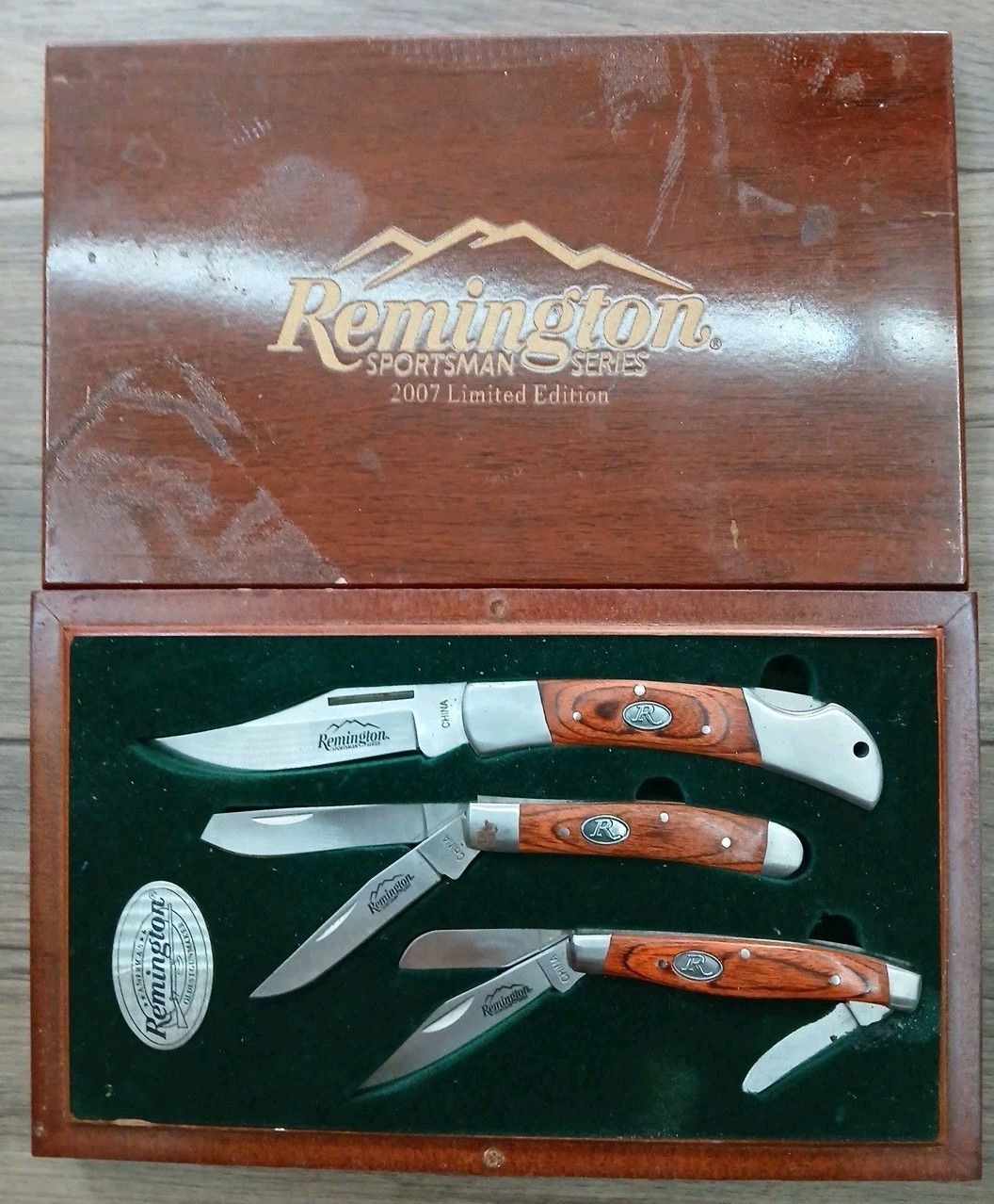 Remington – 3 Piece Folding Wood Handle Pocket Knife Set – In Case – Please READ