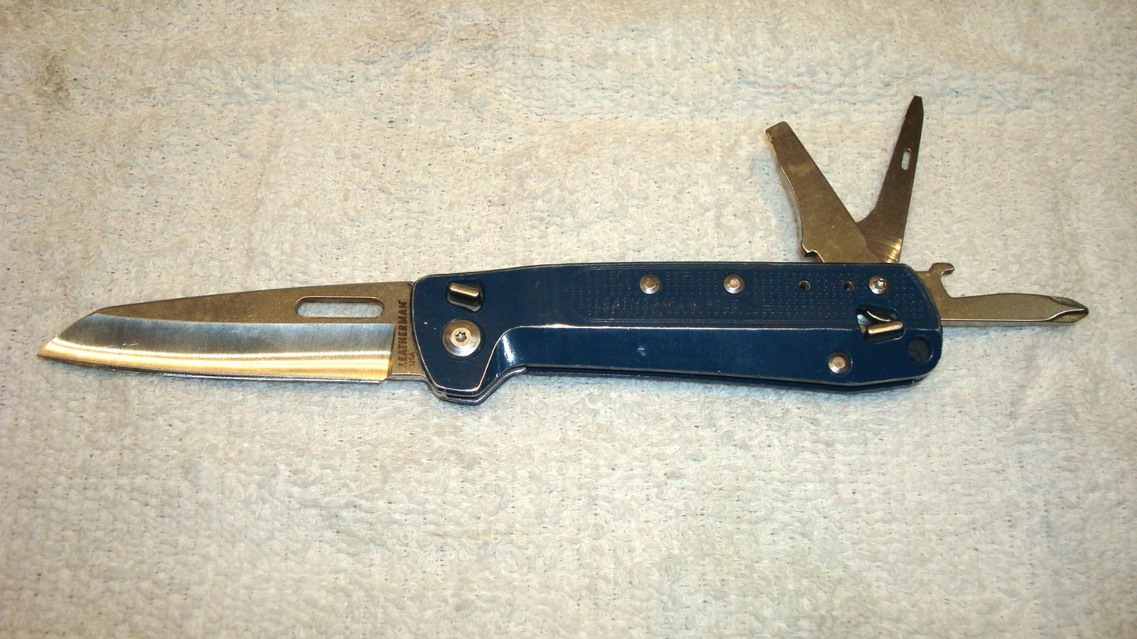 LEATHERMAN FREE K2 KNIFE WITH TOOLS