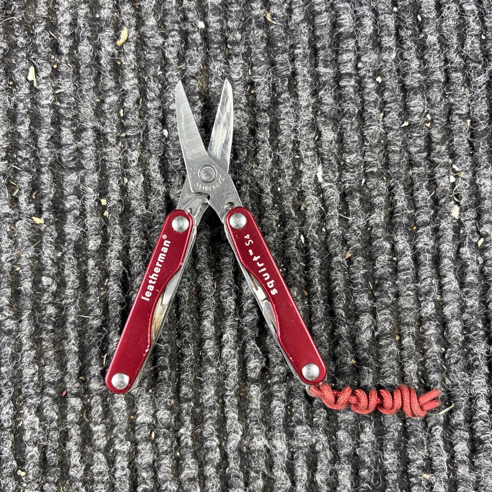 Leatherman Squirt S4 Stainless Steel Multitool Keychain – Red (187)