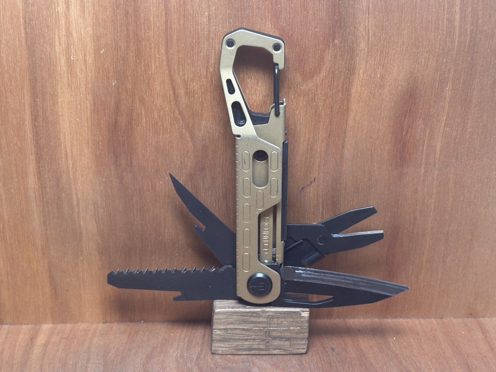 Gerber STAKE OUT Camp Tool 2.5″ Bronze Plain Blade Carabiner 11 Tools EXCELLENT!