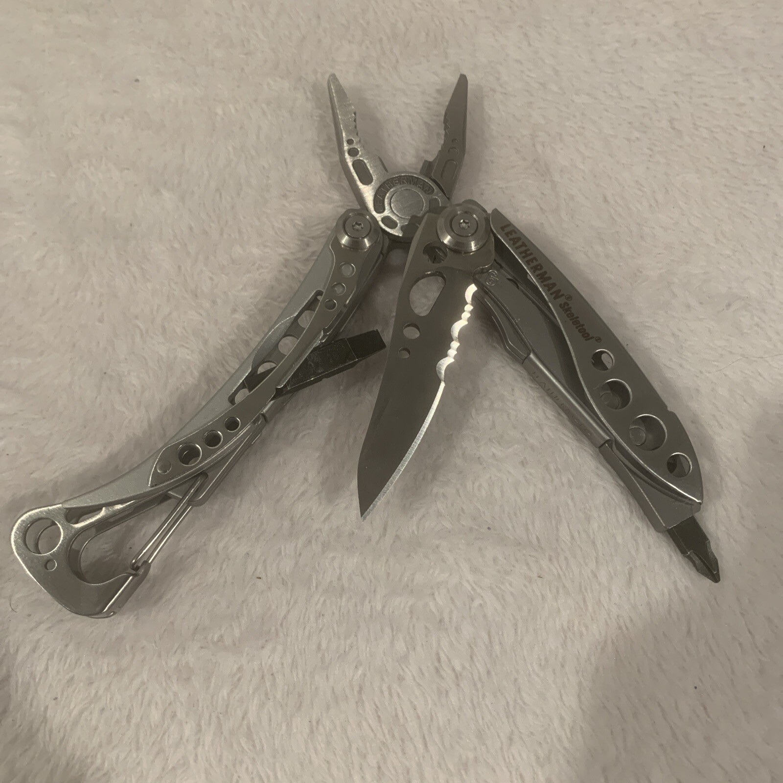 LEATHERMAN Skeletool Multi Tool – Combo Edge Blade Knife Pliers Carabiner!