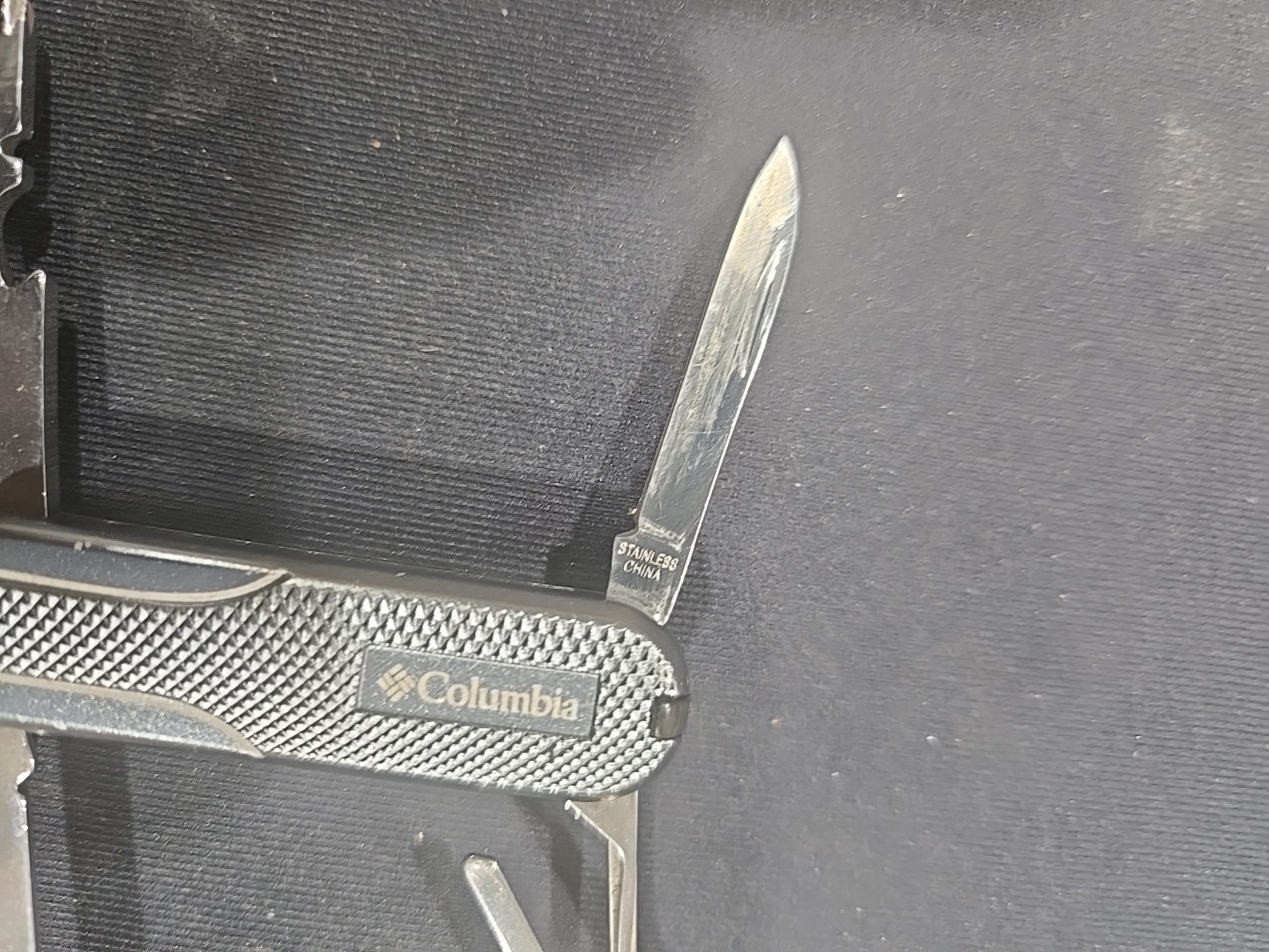 COLUMBIA 6-Function Pocket Tool- Knife -Scissors- LED Flash-Light needs battery