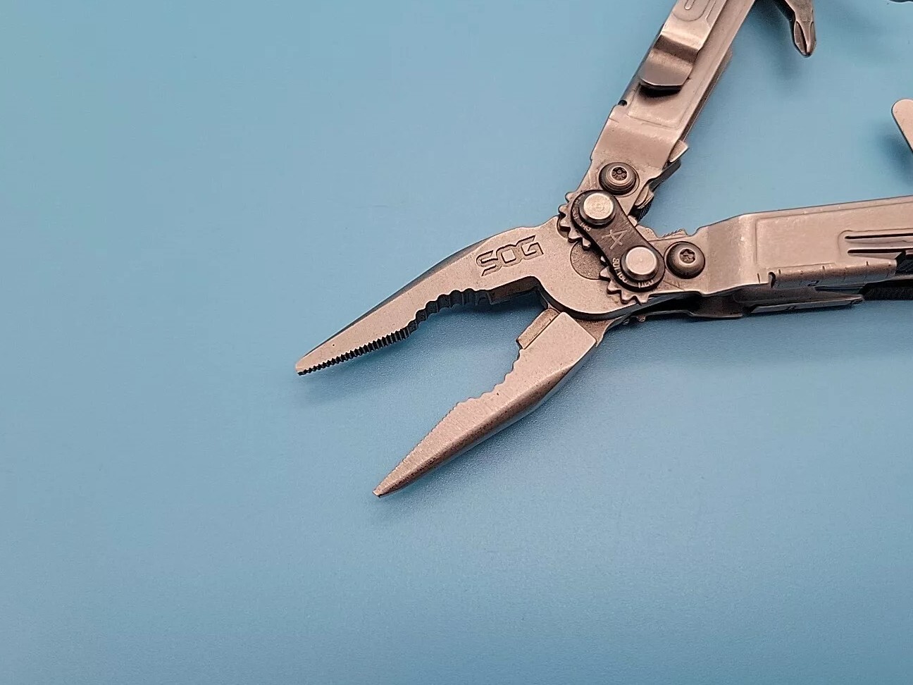 SOG PowerPint Multi-Tool – 18 Tools – Stone Wash – Screwdrivers, Pliers, Knife