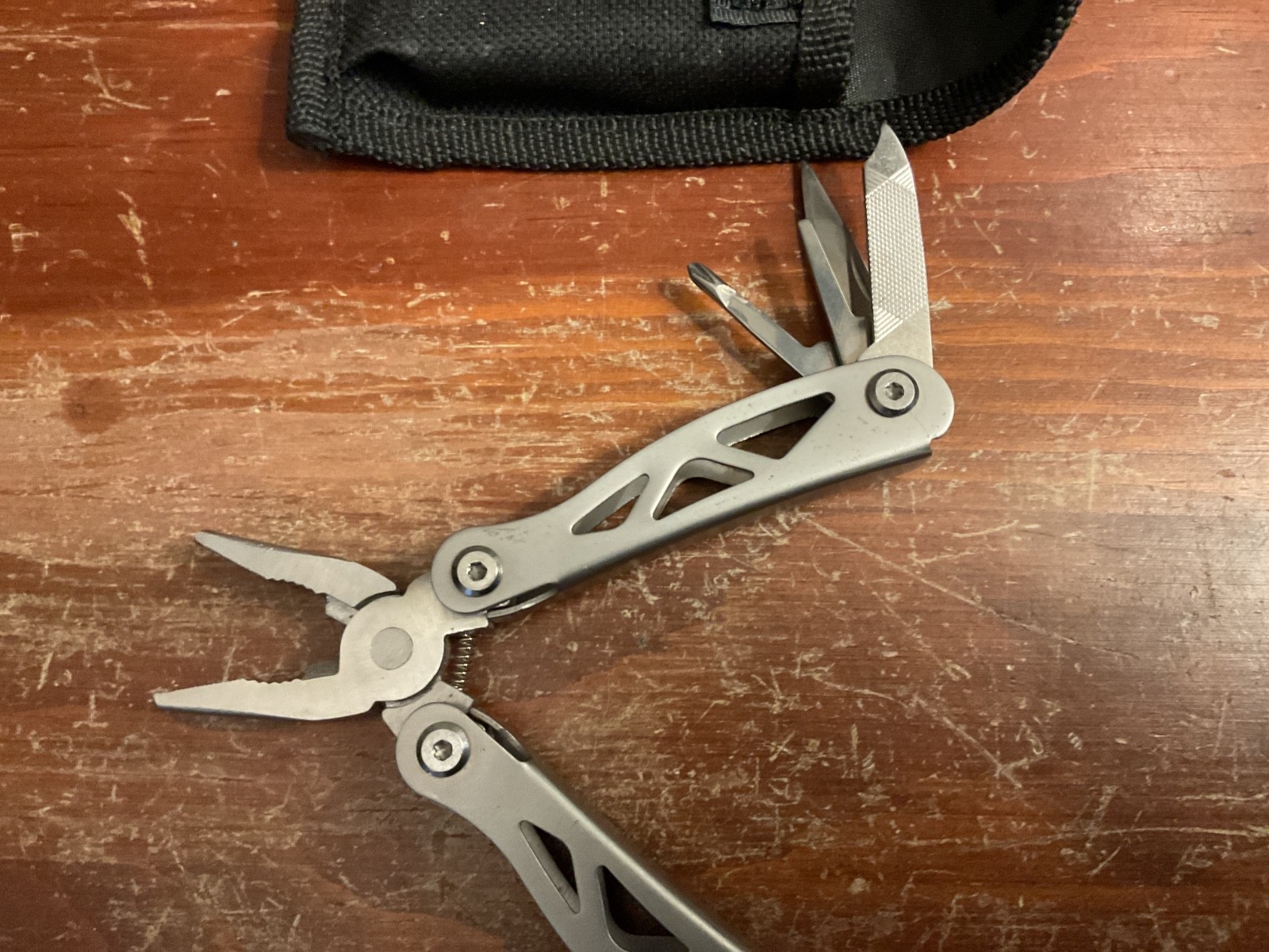 Multi Tool with 8 Separate Tools – 2 3/4” Long