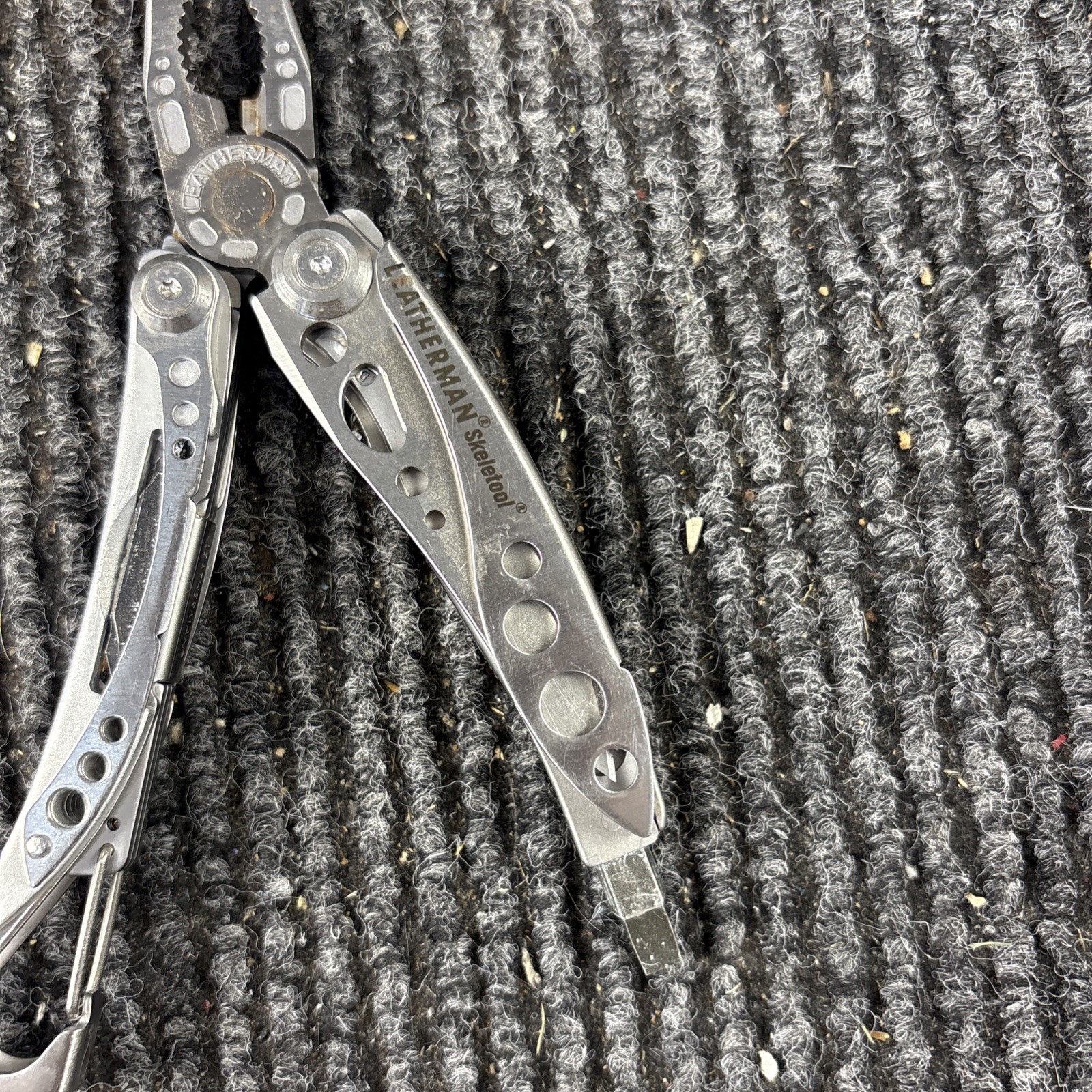 LEATHERMAN Skeletool Multi Tool – Combo Edge Blade Knife Pliers Carabiner (068)