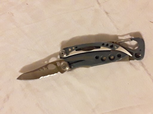 LEATHERMAN Skeletool Multi Tool – Combo Edge Blade Knife Pliers Carabiner