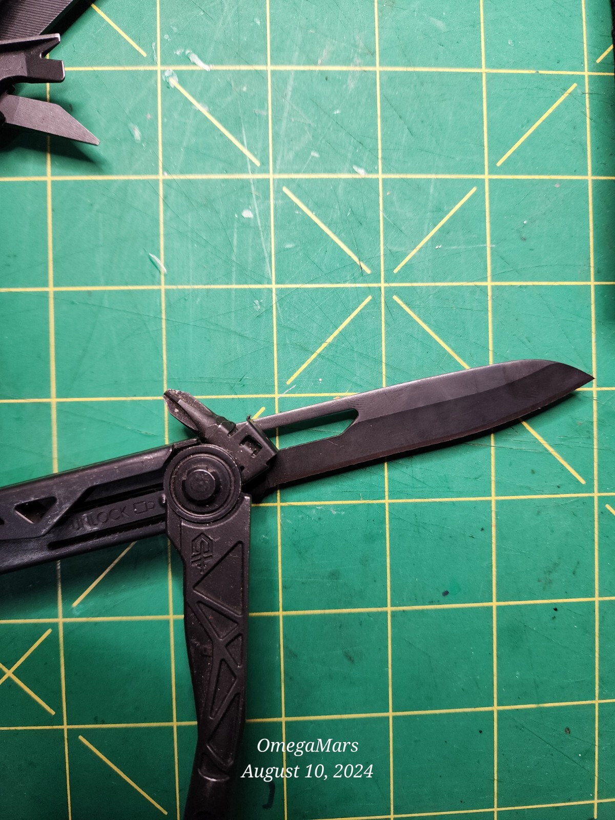 Gerber Center Drive #O4 W/ Sheathe looks and feels brand new