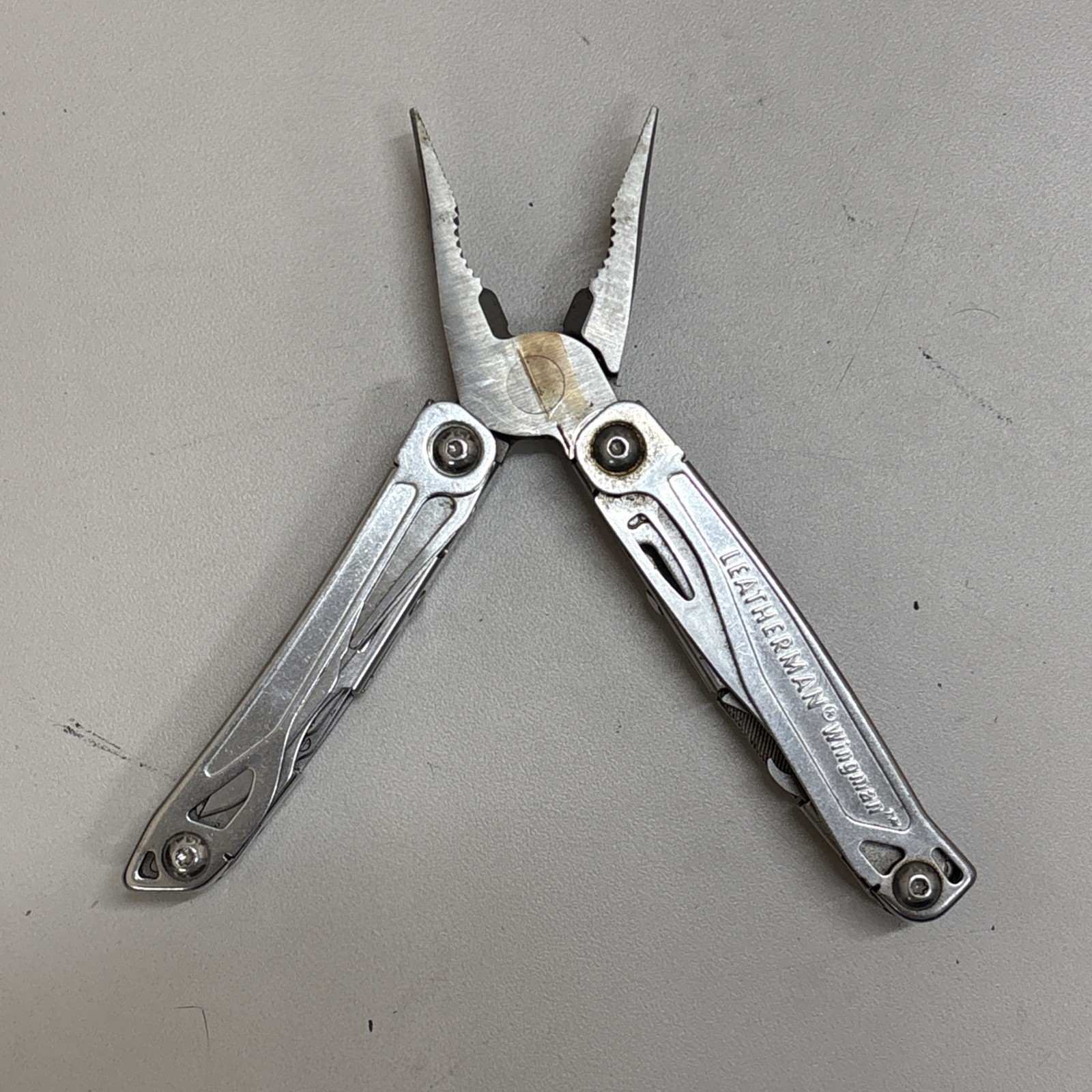 Leatherman Wingman Multitool with 14 tools Needle Nose pliers, wire cutter (036)