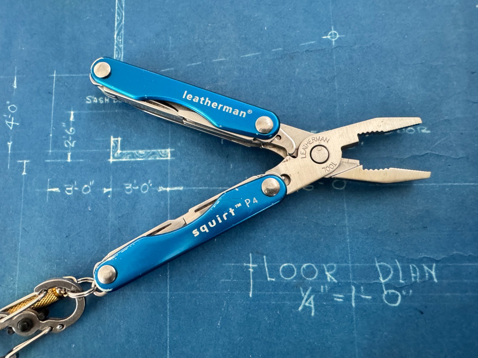 LEATHERMAN SQUIRT P4 TOOL POCKET BLUE MULTI KEY CHAIN