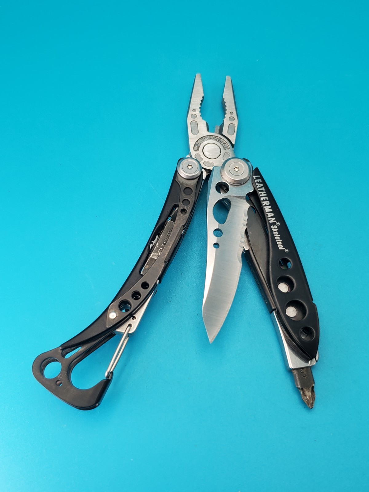 LEATHERMAN Skeletool Multi Tool – Combo Edge Blade Knife Pliers Carabiner!!!