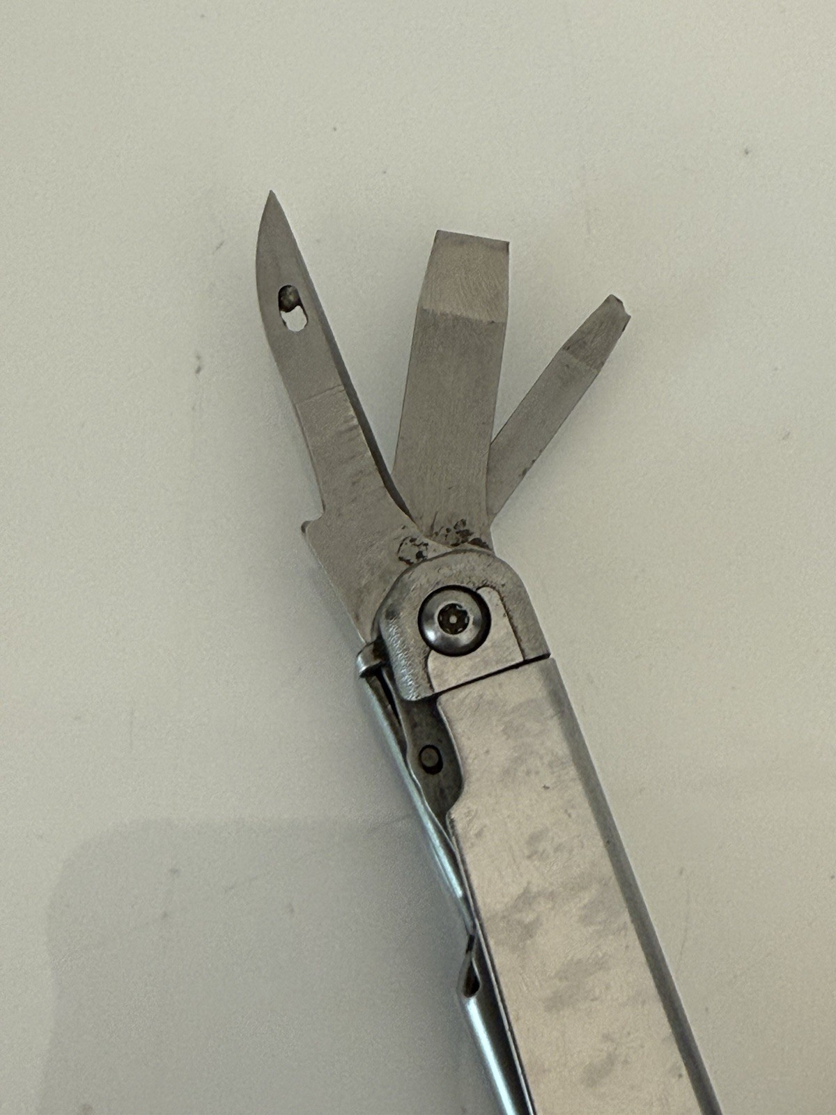 LEATHERMAN SURGE 21-In-1 Stainless Heavy Duty Multitool Blade Read