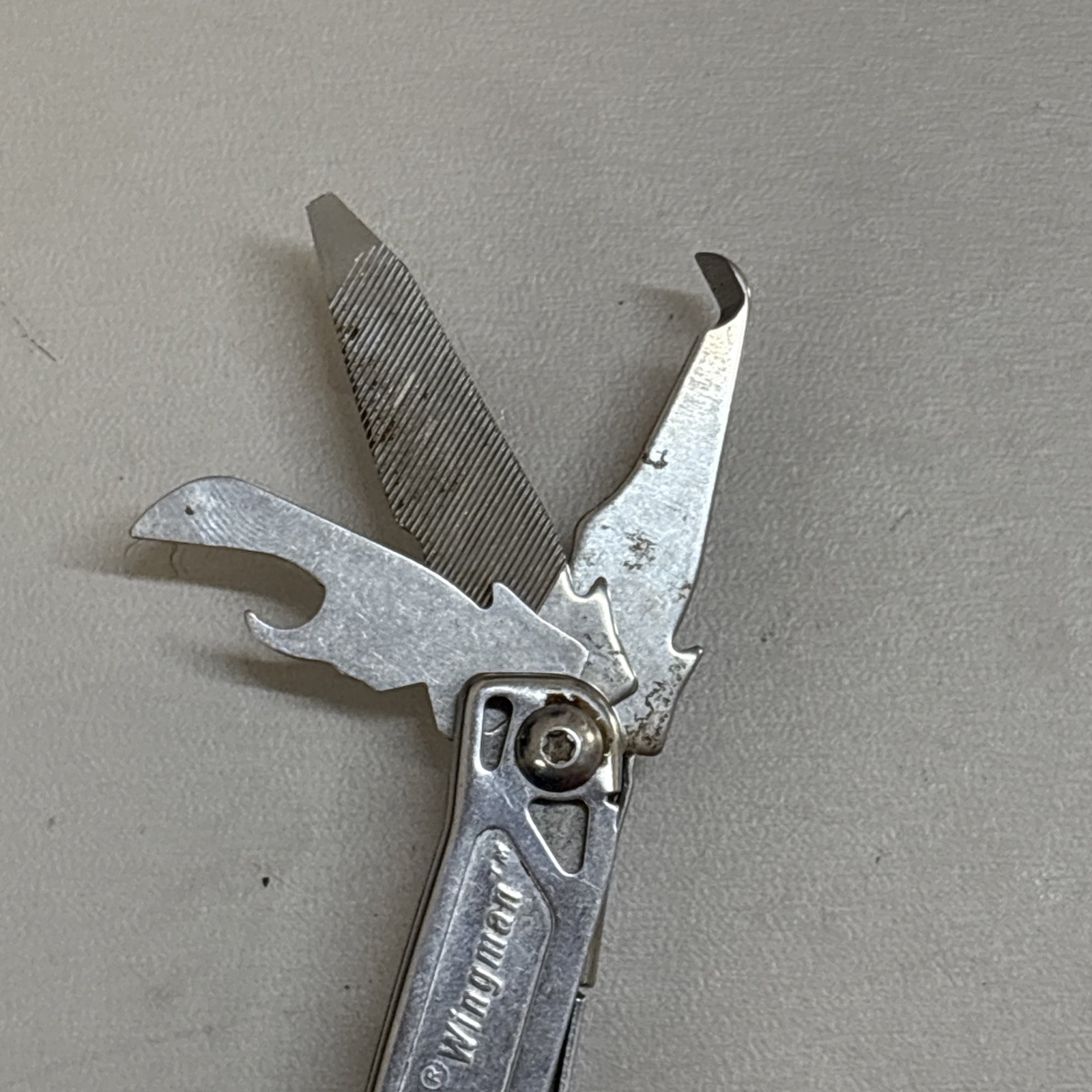 Leatherman Wingman Multitool with 14 tools Needle Nose pliers, wire cutter (026)