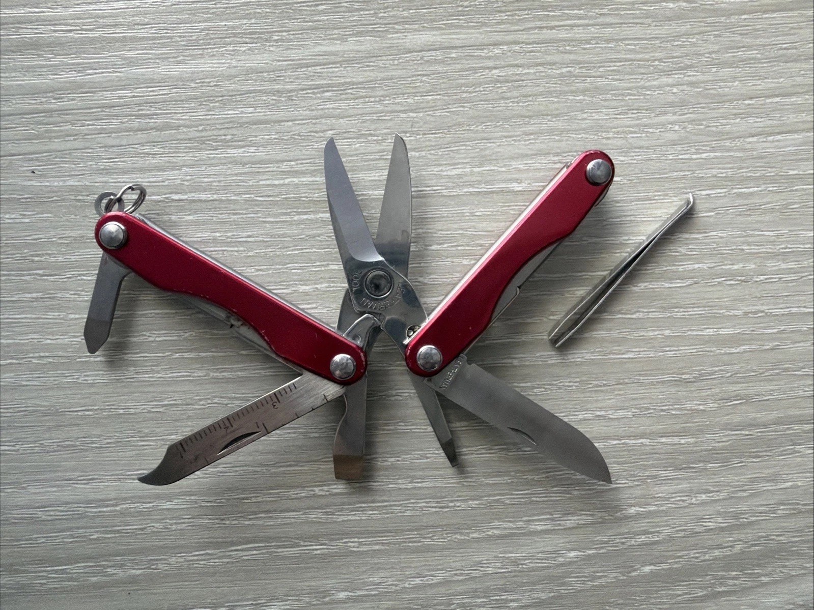 Leatherman Squirt S4 MultiTool Scissors Knife File Drivers Tweezers Red Metallic