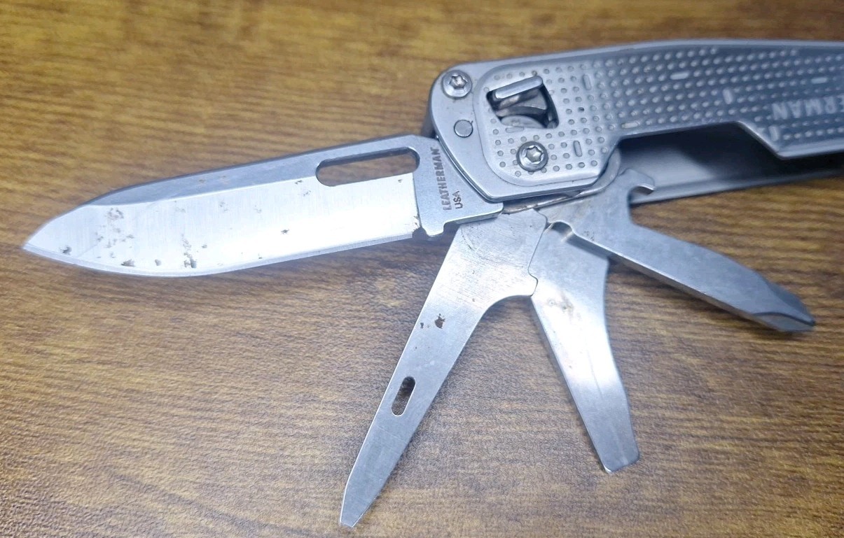 Leatherman FREE T2 Pocket Knife Multi-tool Silver Toned Screwdriver Philips