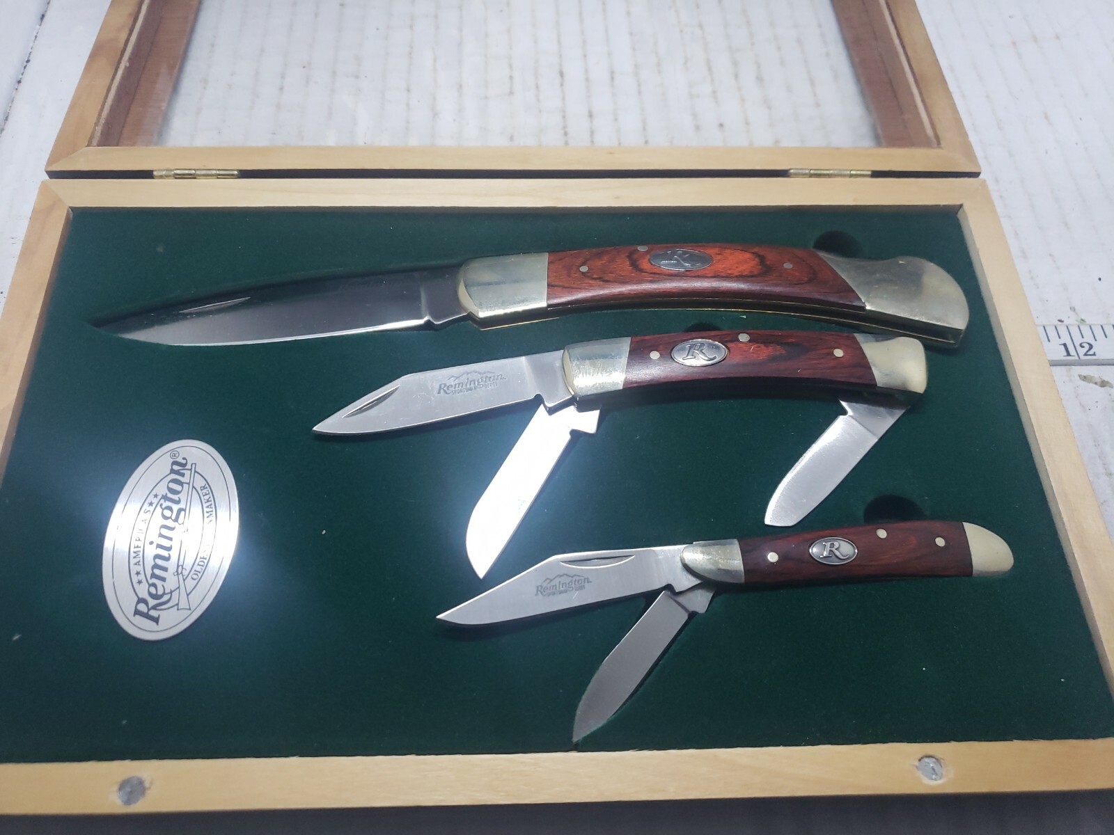 REMINGTON 3 PIECE FOLDING WOOD HANDLE POCKET KNIFE SET IN WOODEN CASE
