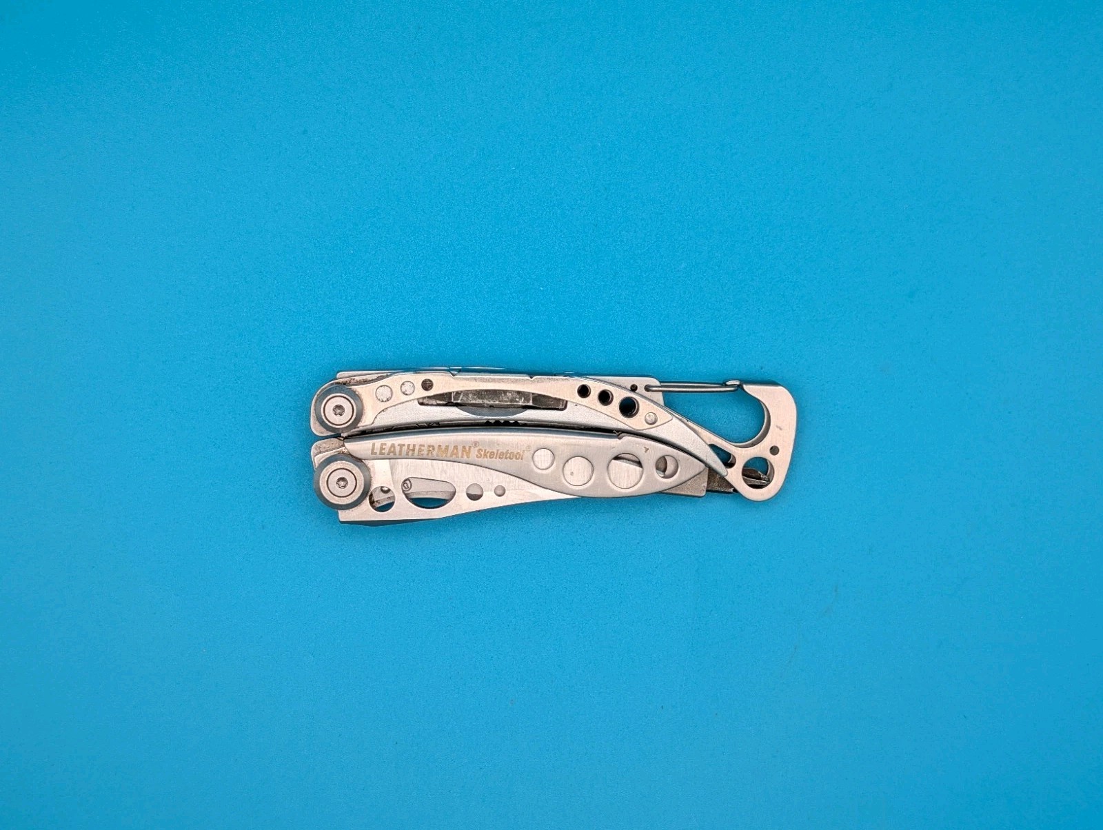 LEATHERMAN Skeletool Multi Tool – Combo Edge Blade Knife Pliers Carabiner!!!