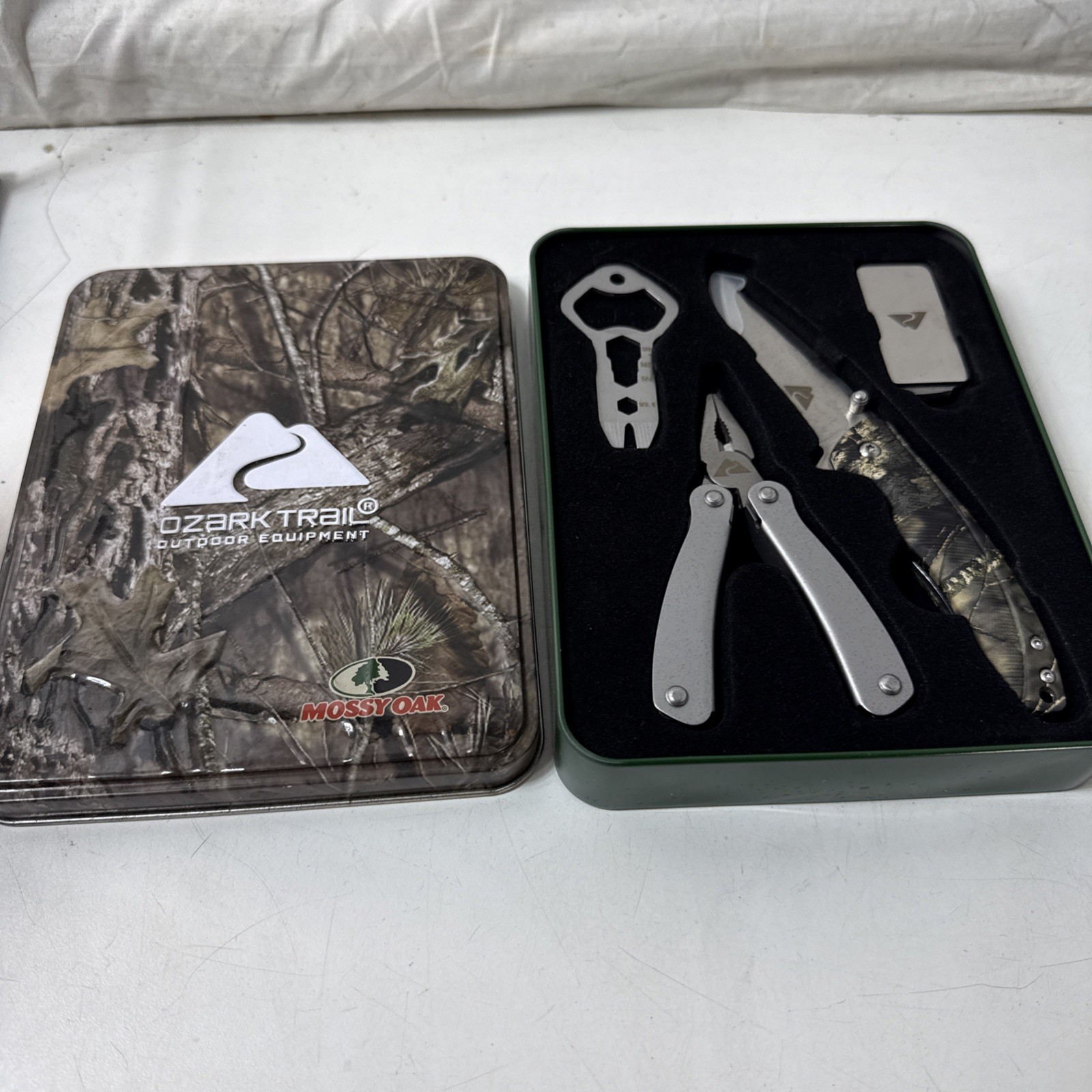 Ozark Trail Mossy Oak Camo 4pc Multitool & Pocket Knife Gift Set Storage Tin