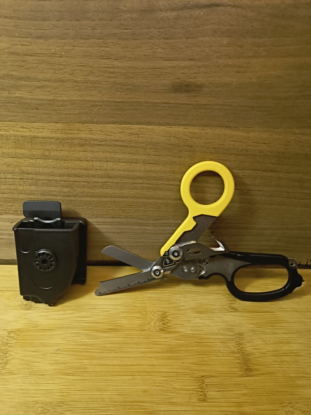 6 In 1 Trauma Shears Multi Tool Compared To Raptor Black/Yellow Carry Case Clip