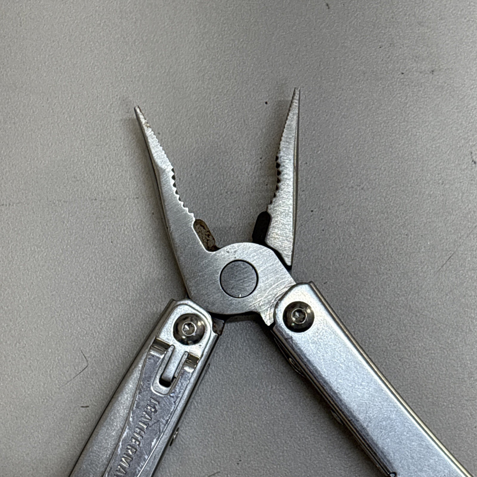 Leatherman Wingman Multitool with 14 tools Needle Nose pliers, wire cutter (037)