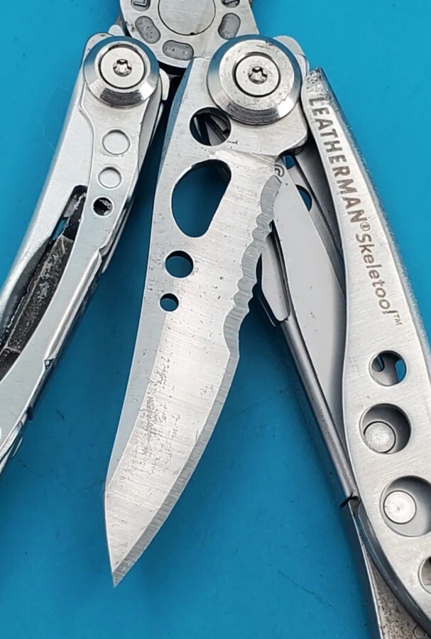 LEATHERMAN Skeletool Multi Tool – Combo Edge Blade Knife Pliers Carabiner!