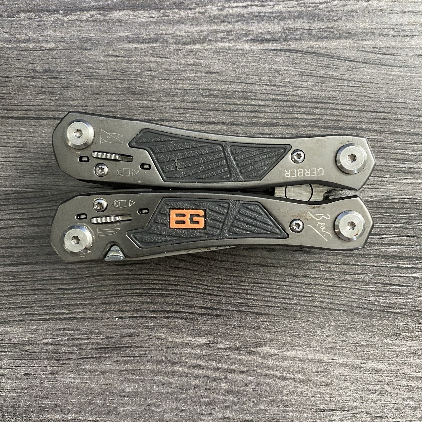 Gerber Bear Grylls Ultimate Gray Stainless Steel Multi-Tool Pliers 12 Tool