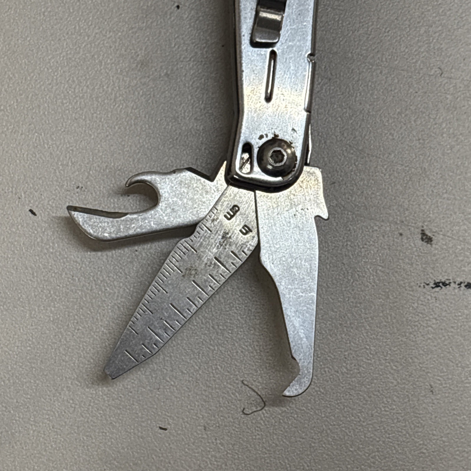 Leatherman Wingman Multitool with 14 tools Needle Nose pliers, wire cutter (026)