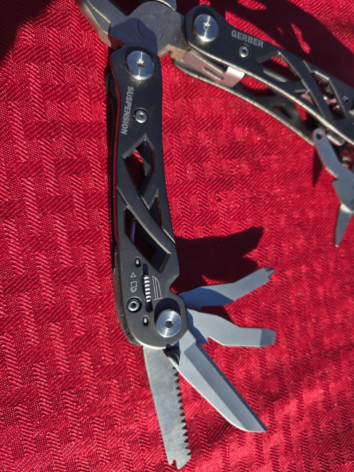 GERBER Suspension w/sheath looks and feels brand new Never Used