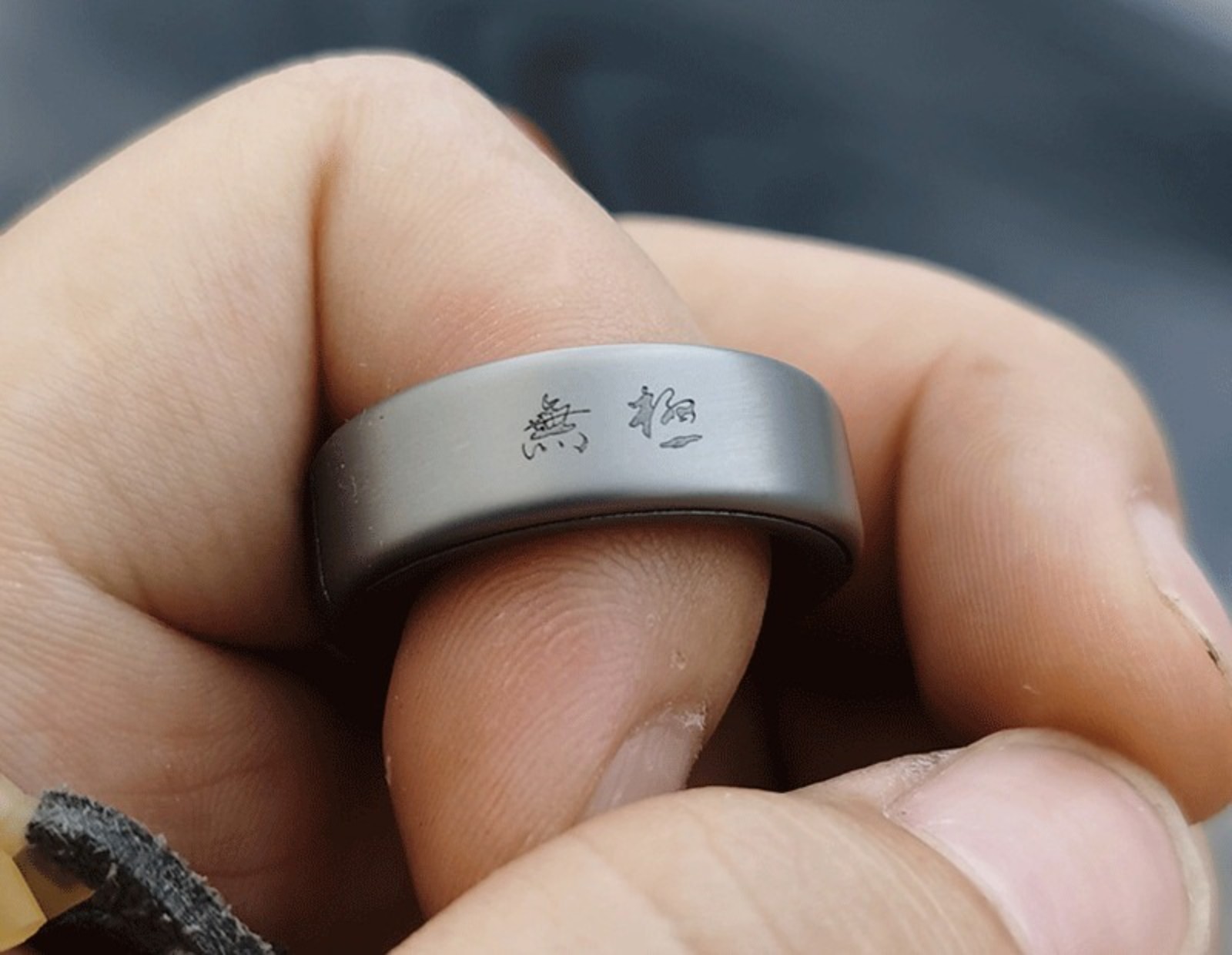 Frameless Safety Leisure Finger Ring Slingshots Titanium Shooting Catapult EDC