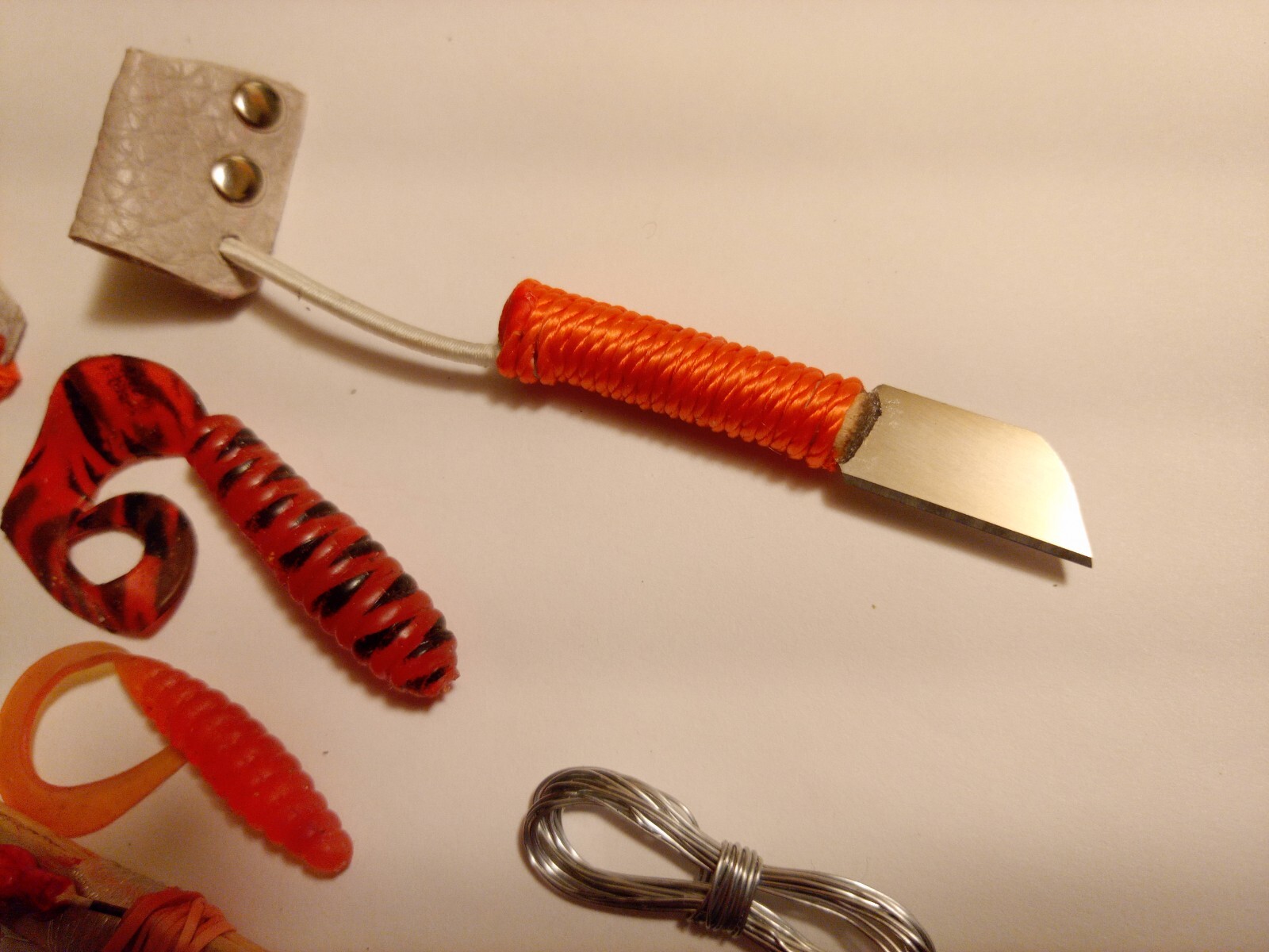 EDC Minimalist Survival Necklace Pouch Mini Scalpel Fishing Kit Compass Matches