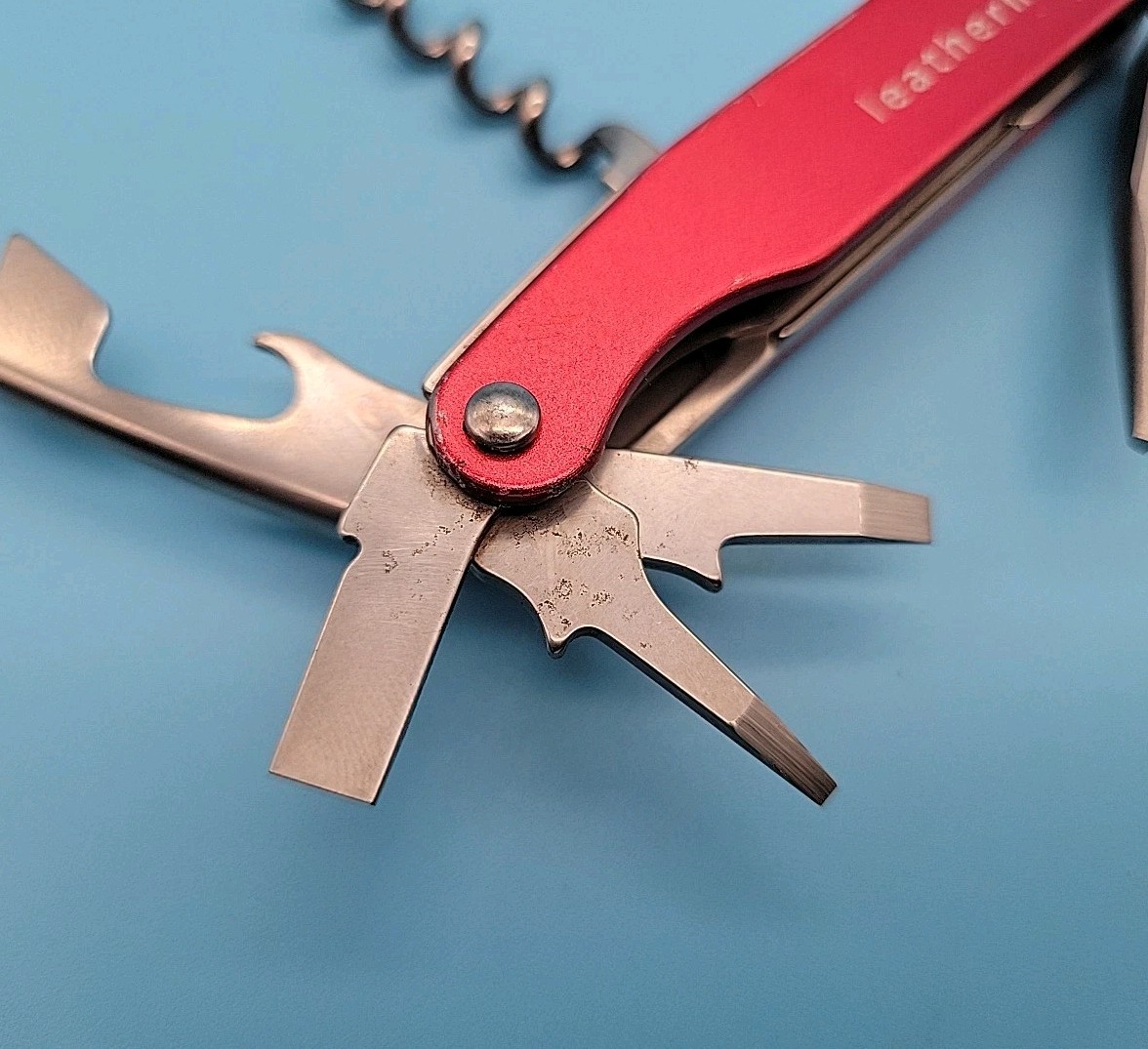 Leatherman JUICE C2 Multi-Tool – Dated 0509 – Red – Knife, Pliers *Retired*