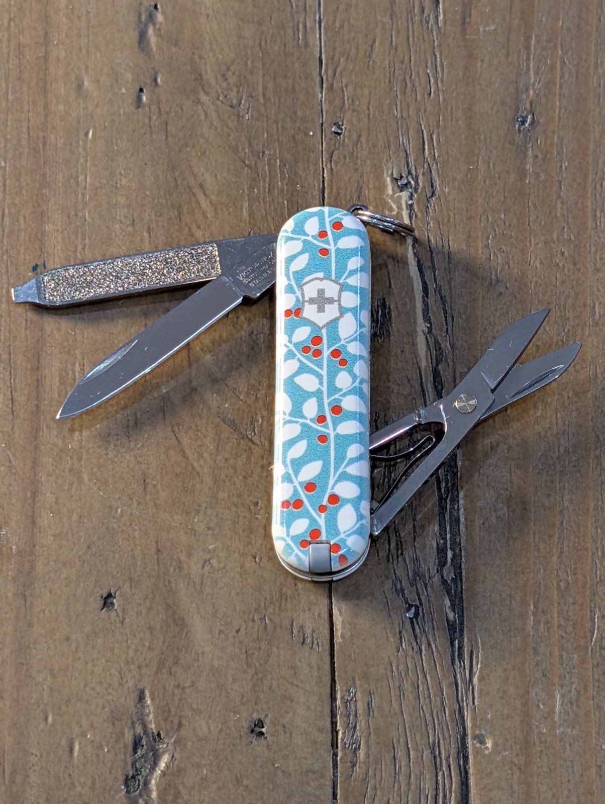 Victorinox – Winterberry – Classic SD – Swiss Army SAK Multi-Tool – 55591 BS-59