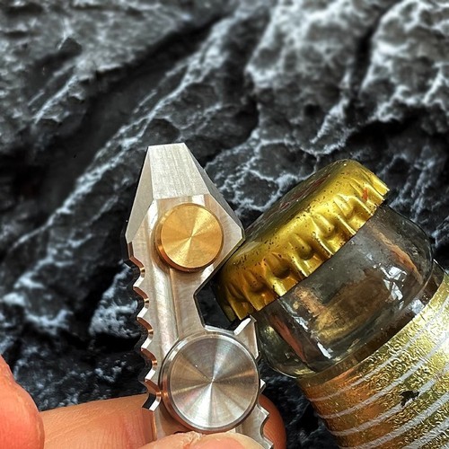 Titanium+Brass Hand Twisting Spinning Top Crowbar Bottle Opener Spinner Gyro Toy